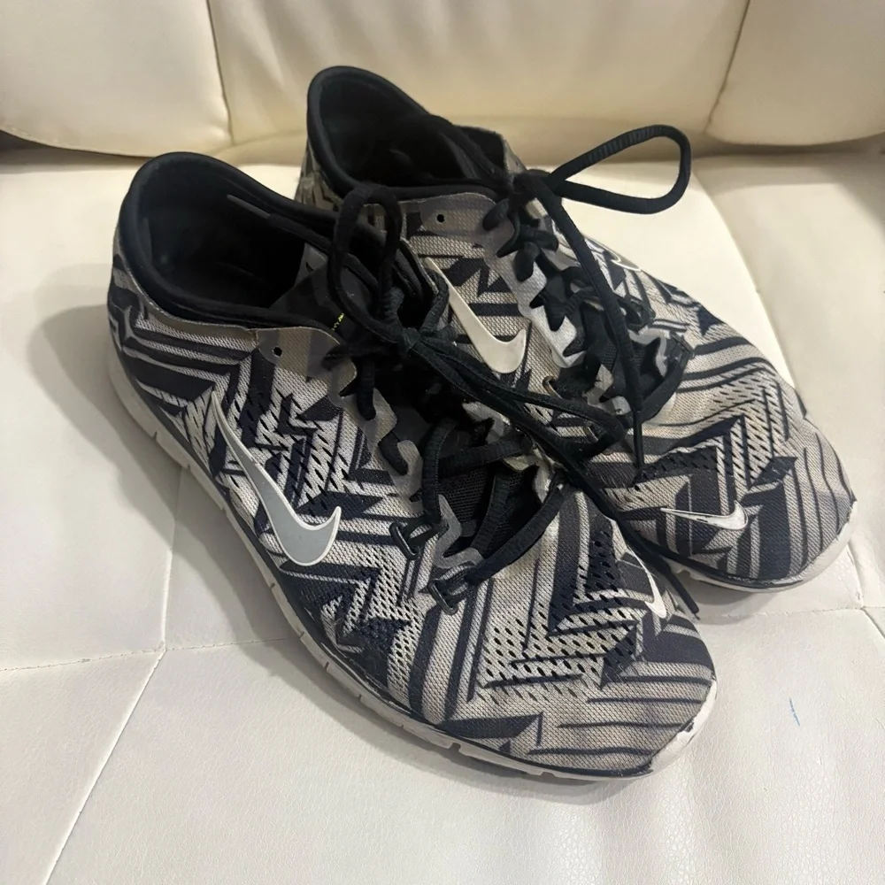 Nike Free 5.0 Running Shoes Gray Black Geometric Print Size 9 Sneakers Athletic